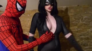 Harmony Reigns est un cosplay de catwoman suceuse Harmony Reigns est un cosplay de catwoman suceuse