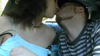 Tanya taille une pipe dans la voiture Tanya taille une pipe dans la voiture