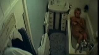 Une jolie blonde dans son bain aujourd'hui