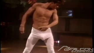 Cet homme fait le show avec sa bite !