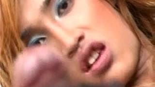 Une brunette trans baise avec son mec