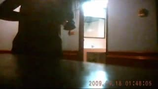 Voici une belle brune qui est sexy !