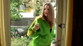 Femme brune se fait défoncer le cul Femme brune se fait défoncer le cul