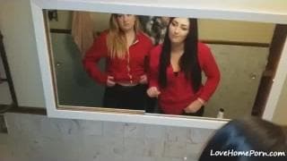 Deux jolies salopes vont se taper ce mec Deux jolies salopes vont se taper ce mec