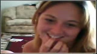 Belle blonde gourmande devant la webcam