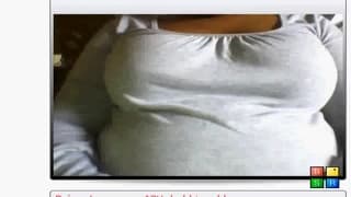 Pourquoi pas après tout ! Elle exhibe ses seins