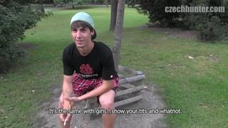 Il cherche des coquins gays dans la rue !