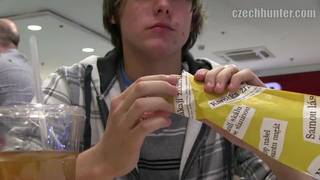 Il découvre un jeunot qu'il arrive à séduire !