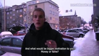 Dans la rue il séduit un mec pour baiser !