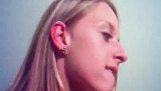 Une blondasse qui semble adorer les sucettes Une blondasse qui semble adorer les sucettes