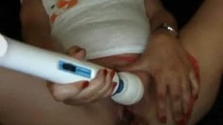 Un bon gros vibro pour qu'elle jouisse Un bon gros vibro pour qu'elle jouisse