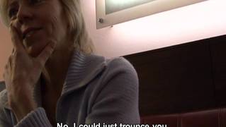 Cette magnifique milf blonde se tape un jeunot Cette magnifique milf blonde se tape un jeunot