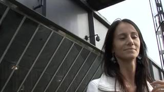 Baise dans les bois avec cette brune Baise dans les bois avec cette brune