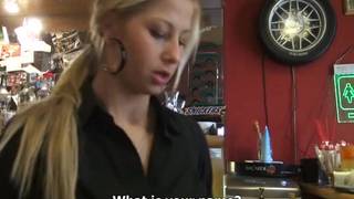 Cette jolie blonde baise avec un inconnu !