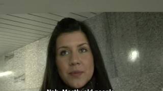 Jolie brunette qui couche pour du cash Jolie brunette qui couche pour du cash
