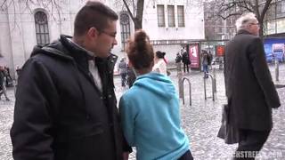 Elle se fait baiser violemment par ce mec Elle se fait baiser violemment par ce mec