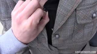 Une Milf se fait baiser en pleine rue Une Milf se fait baiser en pleine rue