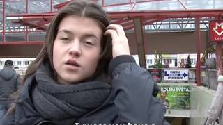 Une jeune brune se fait sauter et elle kiffe ça Une jeune brune se fait sauter et elle kiffe ça