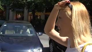 Cette blonde se fait penetrer dans les bois Cette blonde se fait penetrer dans les bois