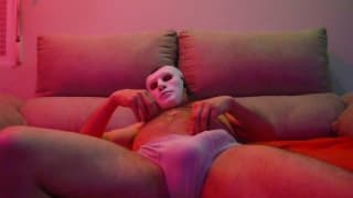 Un homme amateur devant sa webcam