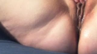 Grosse femme qui touche sa vulve humide