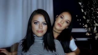 Adriana Chechik et son amie s'amusent Adriana Chechik et son amie s'amusent