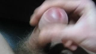 Voici un amateur qui aime bien toucher sa queue