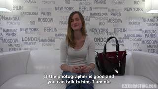 Bonjour, Martina, 18 ans et j'aime sucer