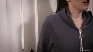 Cette femme aux gros seins se fait sauter Cette femme aux gros seins se fait sauter