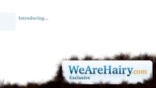 Jeune femme un peu maigre se masturbe dans sa cuisine.