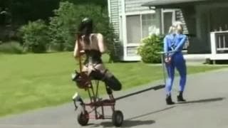 Une maitresse et sa soumise en pleine rue Une maitresse et sa soumise en pleine rue
