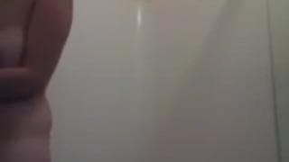 Qui n'aimerait pas lécher ces gros seins