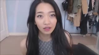 Jolie asiatique s'amuse avec ses jouets. Jolie asiatique s'amuse avec ses jouets.