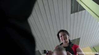 Une coiffeuse brune se fait baiser Une coiffeuse brune se fait baiser