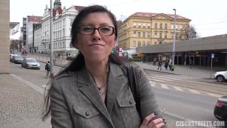 Une Tchèque se fait prendre contre de l'argent Une Tchèque se fait prendre contre de l'argent