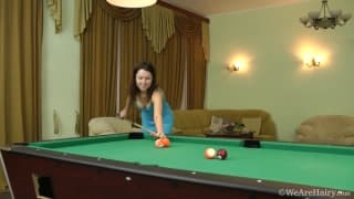 La chatte poilue de Roxy est très chaude