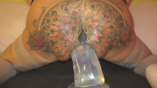 Femme au cul tatoué avec un plug dans le cul Femme au cul tatoué avec un plug dans le cul