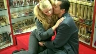 Une jolie blonde ce fait défoncer et suce Une jolie blonde ce fait défoncer et suce