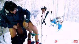 La skieuse rêve de la bite de son entraîneur La skieuse rêve de la bite de son entraîneur