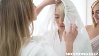 Belles blonde toute en blanc en masturbation Belles blonde toute en blanc en masturbation