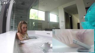 Jeune brune se fait prendre dans le bain Jeune brune se fait prendre dans le bain