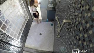 Une chaudasse se fait sauter sous la douche Une chaudasse se fait sauter sous la douche