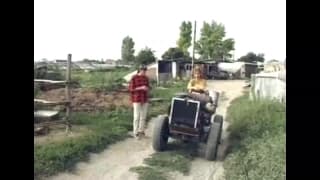 Une petite fellation en plein air à la ferme Une petite fellation en plein air à la ferme