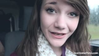 Une bonne pompeuse dans sa voiture aujourd'hui Blowjob, Gorge Profonde