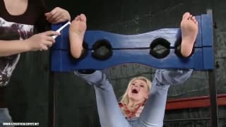 Fétichiste des pieds veut se fait chatouiller Fétichiste des pieds veut se fait chatouiller