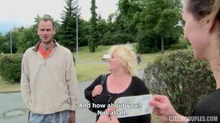 Dehors, deux couples vont se faire plaisir Dehors, deux couples vont se faire plaisir