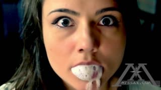 Possédée, elle va baiser sa soeur avec un gode Possédée, elle va baiser sa soeur avec un gode