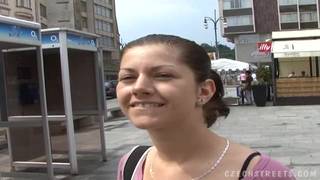 Adéla encore une tchèque à baiser pour du fric Adéla encore une tchèque à baiser pour du fric