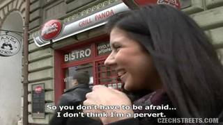 Brune chaude va parler avec un homme et le suce Brune chaude va parler avec un homme et le suce