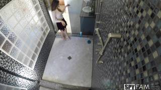 Brunette se fais prendre par son beau-père Brunette se fais prendre par son beau-père